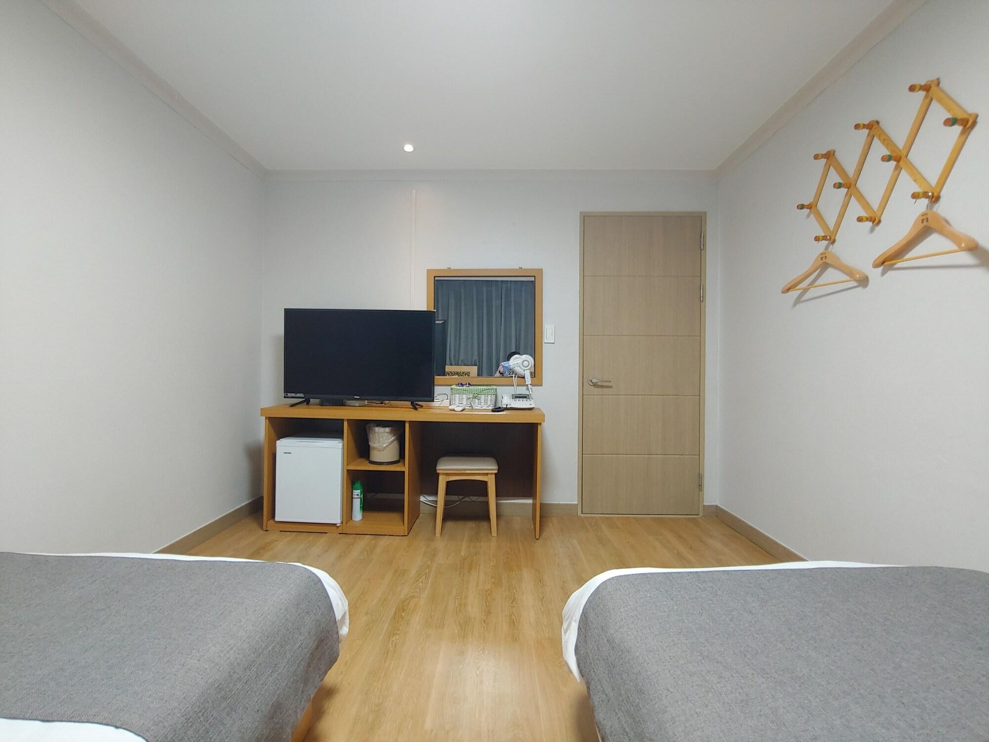 Gallery Hotel Bnb Jeju Buitenkant foto